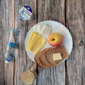 Zdjęcie przedstawia Dietę z ograniczeniem łatwoprzyswajalnych węglowodan&oacute;w  Masło extra Kawa zbożowa z mlekiem Chleb Graham Twarożek Ser ż&oacute;łty Jabłko Jogurt naturalny Woda źr&oacute;dlana